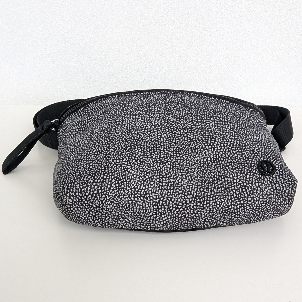 🌹 Lululemon Black & White Mini Waist Bag with Speckled Design Fanny Pack, - Picture 2 of 11